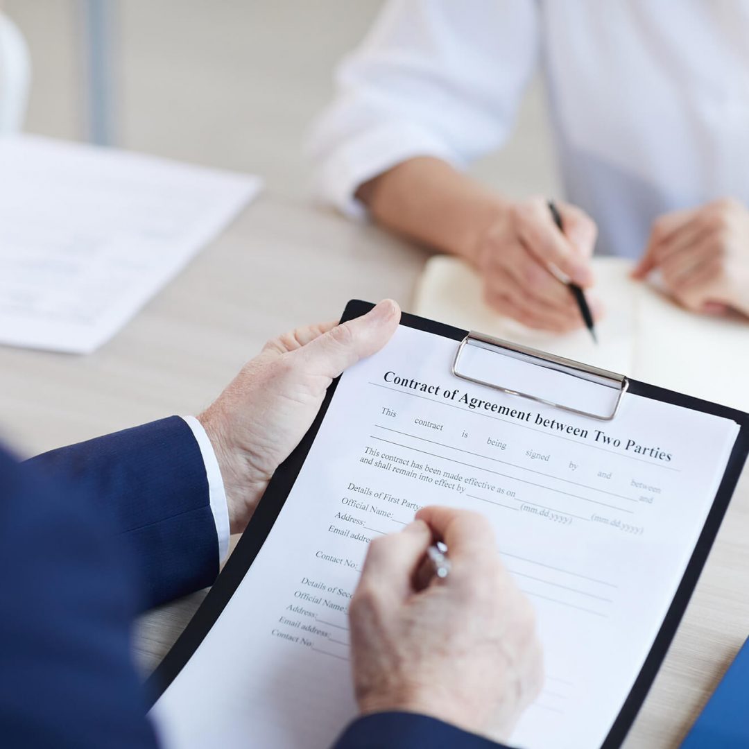 businessman-signing-contract-HSMPLZ6-1.jpg businessman-signing-contract-HSMPLZ6-1.jpg